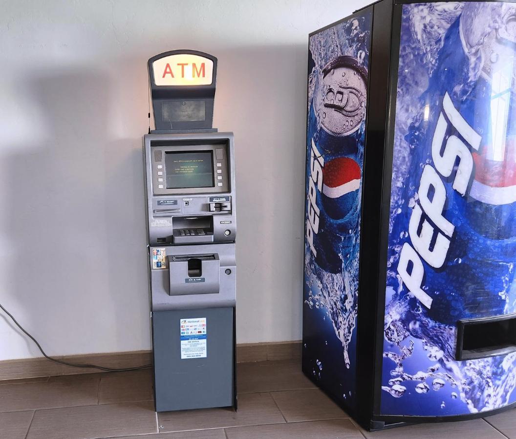 ホテル ハワード ジョンソン バイ ウィンダム ツーソン ダウンタウン エクステリア 写真